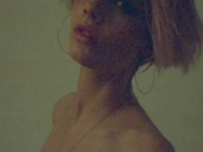 Η Cara Delevingne γδύνεται on-camera (video)