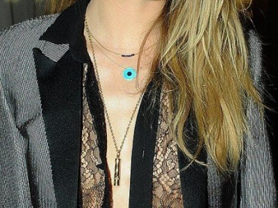 Πώς παραμένουν στην θέση τους τα αποκαλυπτικά ρούχα των celebrities;