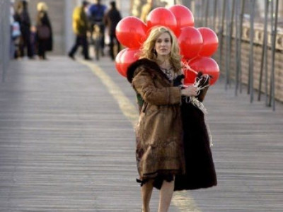 Η Sarah Jessica Parker μας βοηθάει να διαλέξουμε παπούτσια