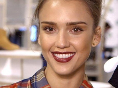 Θέλετε να ντύνεστε όπως η Jessica Alba; Δείτε την να μοιράζεται τα στυλιστικά tips της