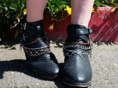 Φτιάξτε μόνες σας cool κοσμήματα- αλυσίδες για να μεταμορφώσετε τα μποτάκια σας