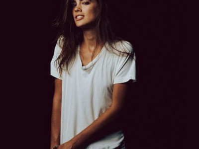 Λευκό t- shirt: Το ξέρατε ότι υπάρχουν τουλάχιστον 20 τρόποι για να το συνδυάσετε;