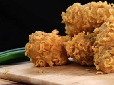 Με ένα φακελάκι κινέζικα noodles φτιάξτε το νοστιμότερο τηγανητό κοτόπουλο που φάγατε ποτέ