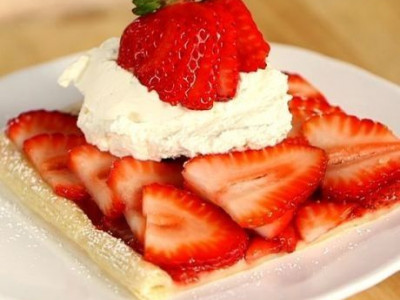 Εντυπωσιάστε τους αγαπημένους σας με την πιο εύκολη και νόστιμη τάρτα φράουλα