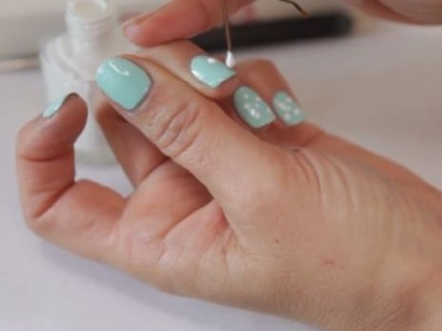 Do the Dot! Η Essie σου δείχνει πώς να κάνεις μόνη σου το τέλειο πουά μανικιούρ!