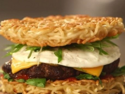 Είστε μακαρονάδες; Τότε θα λατρέψετε το πιο νόστιμο burger από... ζυμαρικά