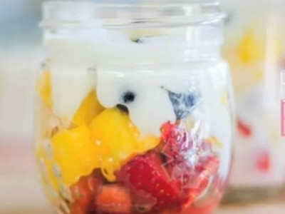 Η πιο νόστιμη, δροσερή και χορταστική φρουτοσαλάτα με γιαούρτι σε λίγα μόνο λεπτά