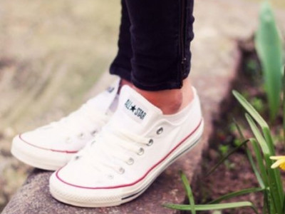 Λευκά παπούτσια: Πώς θα τα διατηρήσετε λευκά