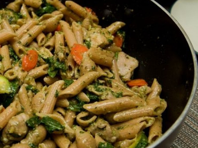 Το yummy πιάτο του Σαββάτου: Ζυμαρικά με κοτόπουλο και pesto!