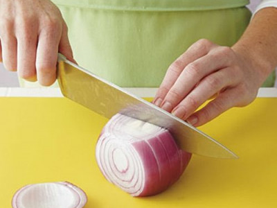 Τέρμα τα... δάκρυα: Το έξυπνο tip που θα κάνει το κόψιμο του κρεμμυδιού παιχνιδάκι!