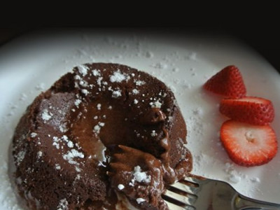 Ο απόλυτος πειρασμός: Πεντανόστιμο υγρό σοκολατένιο κέικ μέσα σε λίγα λεπτά!