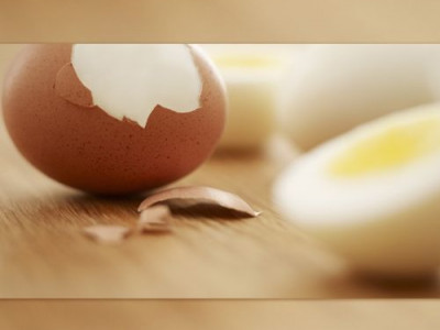Καθάρισε το αβγό σου στο πι και φι, χρησιμοποιώντας μόνο ένα... κουταλάκι!