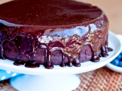 Ο απόλυτος πειρασμός: Γρήγορο κέικ σοκολάτας που «λιώνει στο στόμα»