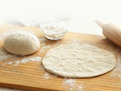 Εύκολη ζύμη για πίτσα μέσα σε λίγα μόλις λεπτά!