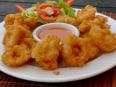 Τηγανητά καλαμαράκια με γλυκόξινη σάλτσα για να γίνετε η θεά της κουζίνας