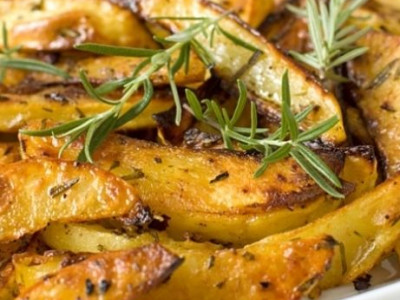Μην τις χάσετε: Οι πιο τραγανές και μυρωδάτες πατάτες φούρνου!