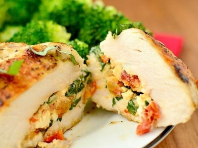 Συνταγή για το πιο ζουμερό και νόστιμο κοτόπουλο με… γέμιση!