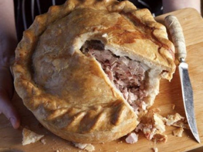 Χριστουγεννιάτικη κρεατόπιτα: Μία πανεύκολη συνταγή για το πιο λαχταριστό ρεβεγιόν