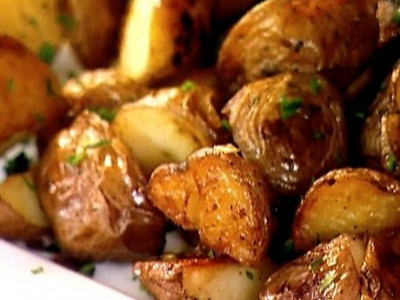 Εύκολη συνταγή για το ρεβεγιόν: Πεντανόστιμες τραγανές πατάτες φούρνου με μυρωδικά!