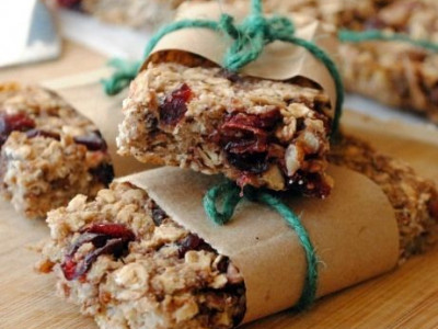 Πεντανόστιμες μπάρες δημητριακών από τα χεράκια σας!