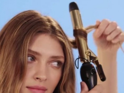 Δείτε πώς να χρησιμοποιήσετε το σίδερο μαλλιών για να πετύχετε τα τέλεια beachy waves!