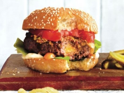 Σπιτικό burger με τυρί cheddar: Μία «αμαρτωλή» συνταγή που θα σας ενθουσιάσει