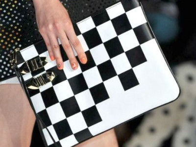 DIY: Φτιάξε μόνη σου μια τσάντα με σχέδιο σκακιέρα!