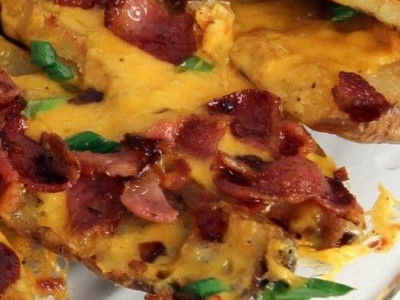 Η συνταγή που θα σας ξετρελάνει: Πατάτες με τη φλούδα, με γέμιση μπέικον και τυριά!