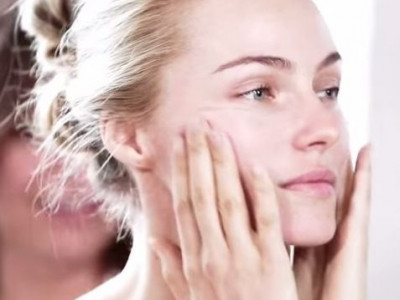 Δείτε πώς θα αποκτήστετε ηλιοκαμένο μακιγιάζ μέσα σε λίγα λεπτά!