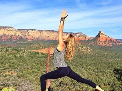 Yoga στο σπίτι: Ασκήσεις για να καταπολεμήσετε το άγχος