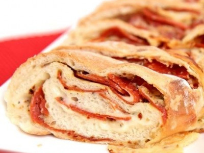 Αυτή η συνταγή θα τρελάνει τον ουρανίσκο σας: Γεμιστό ψωμί με τυριά και πεπερόνι!