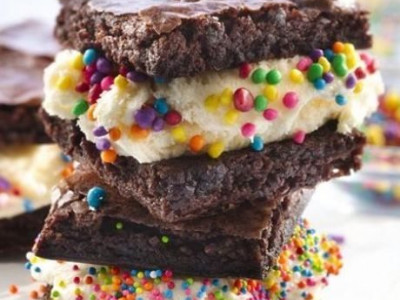 Θα ξετρελαθείτε: Συνταγή για παγωτό «σάντουιτς» από brownies!