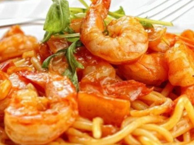 Καλοκαιρινή γαριδομακαρονάδα για απαιτητικούς: Ένα πιάτο που σίγουρα θα λατρέψετε