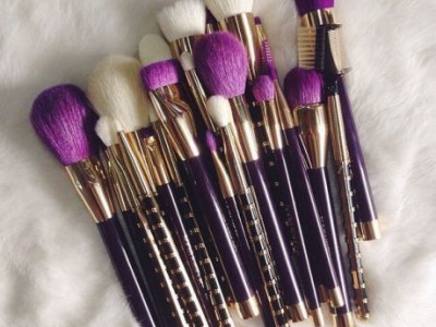 Δείτε πώς μπορείτε να καθαρίσετε τα πινέλα του μακιγιάζ σας μέσα σε 1΄!