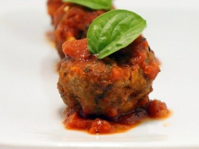 Μυστικά για να πετύχεις τα πιο λαχταριστά κεφτεδάκια με κόκκινη σάλτσα!