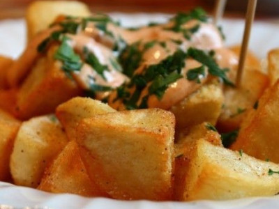 Συνταγή για πεντανόστιμες και σούπερ τραγανές patatas bravas