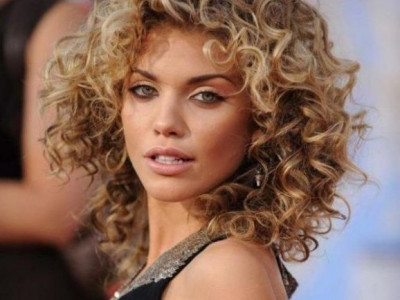 Έχεις πολύ σγουρά μαλλιά; Δες 3 τέλεια χτενίσματα που μπορείς να κάνεις μόνη σου!