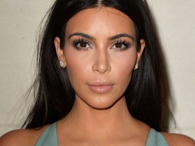 Step-by-step: Δες την Kim Kardashian να κάνει μόνη της το μακιγιάζ της!