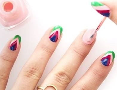 Βαρέθηκες τη μονοχρωμία στο μανικιούρ σου; Τότε πρέπει να δεις αυτό το nail art!