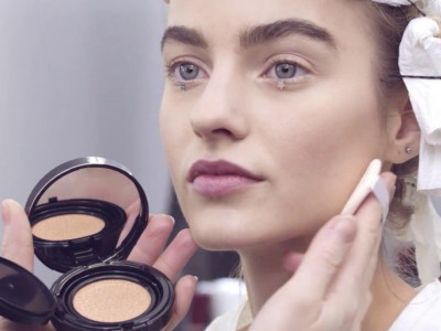 Δες πώς θα πετύχεις ένα άψογο μακιγιάζ χωρίς να χρησιμοποιήσεις καθόλου πινέλα