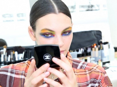 Backstage beauty: Tο εντυπωσιακό μακιγιάζ από το Haute Couture Show του οίκου Chanel