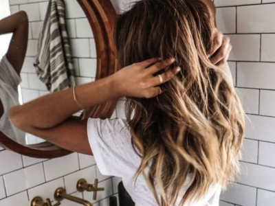 Ο πιο εύκολος τρόπος να πετύχεις beach waves στα μαλλιά σου