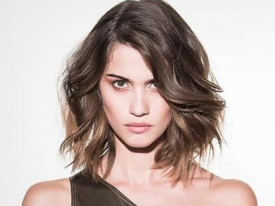 Έχεις κοντό καρέ;  Δες πώς μπορείς να πετύχεις χαλαρά waves στα μαλλιά σου!