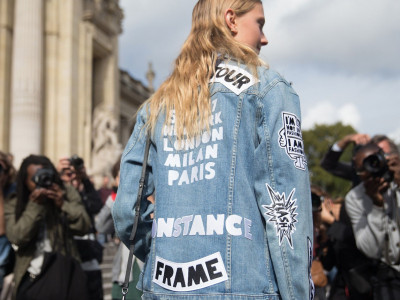 Mάθε πώς να σκίσεις μόνη σου το παλιό σου boyfriend jean και να το κάνεις να μοιάζει σαν καινούργιο