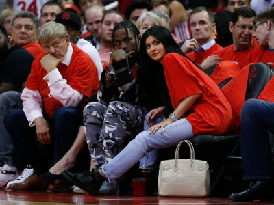 Η μέλλουσα μητέρα Κylie Jenner πρωταγωνιστεί σε μία ακόμα καμπάνια γυαλιών ηλίου