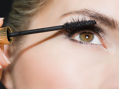 24 διαφορετικοί τύποι μάσκαρα σε crash test. Δες ποια σου ταιριάζει