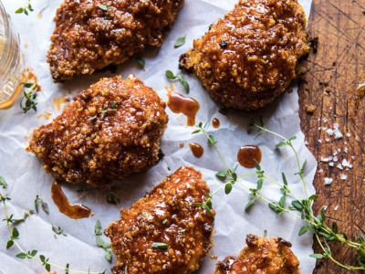 Πώς θα φτιάξεις μόνη σου πανέ κοτόπουλο με sauce από μέλι