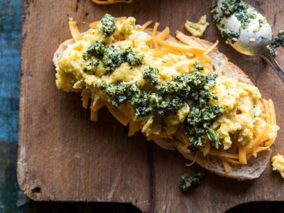 Scrambled eggs σε τοστ, με τυρί και πέστο