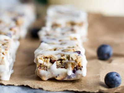 Μπάρες βρόμης με γιαούρτι και blueberries