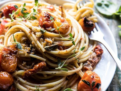 Μακαρονάδα με φρέσκα τοματίνια για εσένα που βαρέθηκες την κόκκινη σάλτσα!